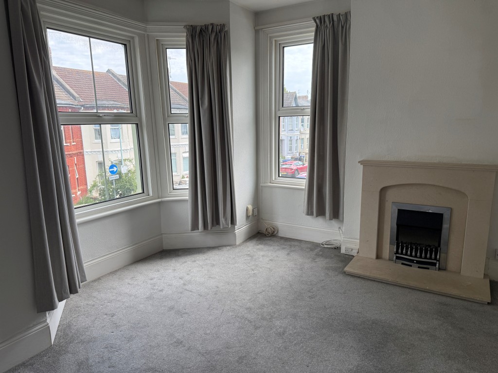 Lot: 117 - FREEHOLD PART-POSSESSION PROPERTY CLOSE TO TOWN CENTRE - First Floor Flat Living Room with Bay Window